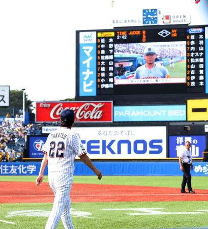 　伊藤将のヒーローインタビューの映像を見ながら引き揚げる高津監督（撮影・西岡正）