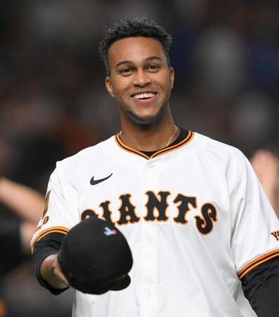 　試合後、スタンドの家族に向け笑顔を見せるマルティネス（撮影・伊藤笙子）