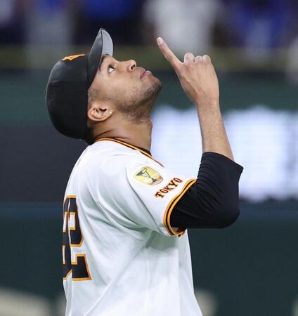 　９回、牧を二飛に打ち取り試合終了。ポーズをきめるマルティネス