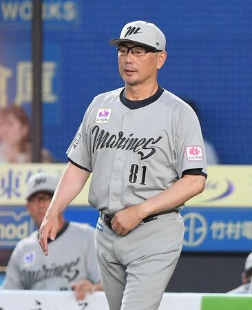 　７回、投手交代を告げる吉井監督（撮影・開出牧）