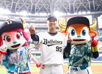 　プロ初勝利を挙げ、ウイニングボールを手にポーズを決める才木（撮影・山口登）