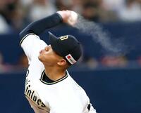 　５回、ロジンの粉をたなびかせて力投する才木（撮影・山口登）