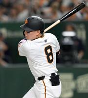 　４回、先制２点二塁打を放つ丸（撮影・伊藤笙子）