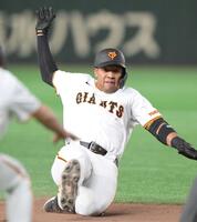 　６回、走者一掃の三塁打を放ち、滑り込むオコエ（撮影・伊藤笙子）