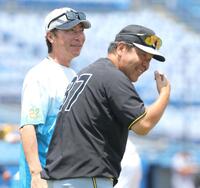 　野村克則コーチ（右）と談笑する高津監督（撮影・西岡正）