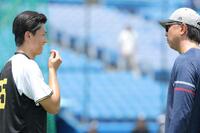 　伊藤智仁投手コーディネーター（右）と話す湯浅（撮影・西岡正）