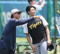 　伊藤智仁コーチと話をする湯浅（撮影・田中太一）