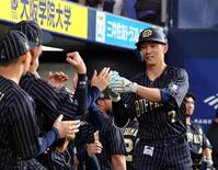 　１回、ソロを放ち生還する西川（撮影・山口登）