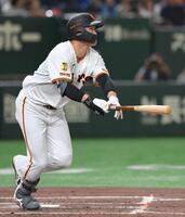 　２回、プロ第１号となる右越えソロを放つ中山（撮影・伊藤笙子）