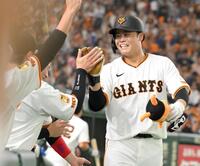 　２回、プロ第１号となる右越えソロを放ち、笑顔を見せる中山（撮影・伊藤笙子）