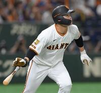 　２回、プロ第１号となる右越えソロを放つ中山（撮影・伊藤笙子）