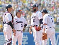 　５回のピンチでアビラ（中央）の元へ集まるヤクルトナイン（撮影・西岡正）