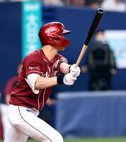 　２回、中越えに適時三塁打を放つ辰己（撮影・山口登）