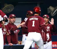 　２回、三木監督は生還した宗山を迎える（撮影・山口登）