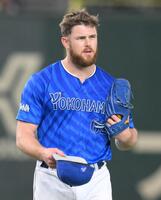 　８回、死球の増田陸に帽子を取ってわびるウィック（撮影・伊藤笙子）