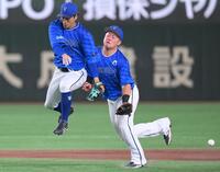 　４回、ジャクソンがはじいた門脇の打球を捕ろうと交錯する二塁手の牧（右）と森敬（撮影・伊藤笙子）