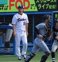 　厳しい表情の高津監督（撮影・金田祐二）