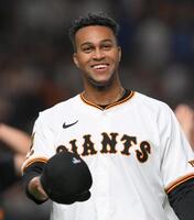 　試合後、スタンドの家族に向け笑顔を見せるマルティネス（撮影・伊藤笙子）