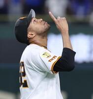 　９回、牧を二飛に打ち取り試合終了。ポーズをきめるマルティネス