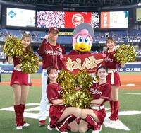 　オリックスに勝利し写真に納まる藤井（後方左から２人目）＝撮影・山口登