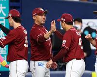 　オリックスに勝利しナインを迎える三木監督（中央）＝撮影・山口登