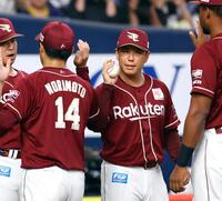 　則本からウイニングボールを受け取る藤井（中央右）＝撮影・山口登