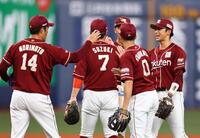 　オリックスに勝利し喜ぶ宗山（右端）ら楽天ナイン（撮影・山口登）