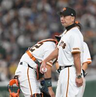 　７回、投手交代を行う阿部監督（撮影・伊藤笙子）