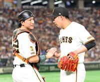 　３回を無失点に抑えた赤星（右）に話しかける小林（撮影・伊藤笙子）