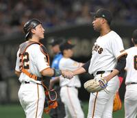 　９回を締め、小林（左）と握手を交わすマルティネス（撮影・伊藤笙子）