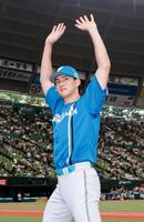 　プロ初完投で５勝目を挙げ、ファンの声援に応える達