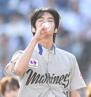 　始球式でボールに口づけするＴＷＳのドフン（撮影・開出牧）