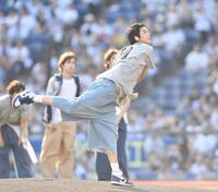 　始球式を務めるＴＷＳのドフン（撮影・開出牧）