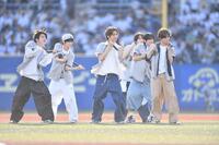 　試合前、ライブパフォーマンスを披露するＴＷＳ（撮影・開出牧）