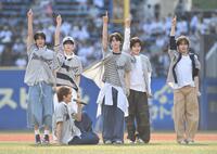 　試合前、ライブパフォーマンスを披露するＴＷＳ（撮影・開出牧）