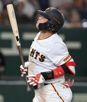 　８回、腰付近に死球を受ける増田陸（撮影・伊藤笙子）