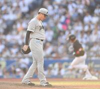 　２回、山川（後方）に先制の左越えソロを打たれた田中晴（撮影・開出牧）