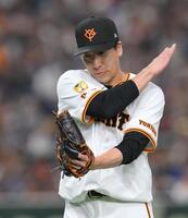 　８回を三者凡退に抑え、グラブをたたく大勢（撮影・伊藤笙子）