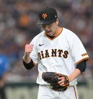 　８回を三者凡退に抑え、拳を握る大勢（撮影・伊藤笙子）