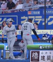 　７回、ソトの中越え適時二塁打で、一塁から三塁べースを回ったところで三塁コーチャーの大塚コーチの肉体的援助を受け、ストップしたためアウトとなったポランコ（２２）＝撮影・開出牧