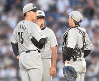 　６回、打席に山川を迎え、建山コーチ（中央）からアドバイスを受ける田中晴（左）と寺地（撮影・開出牧）