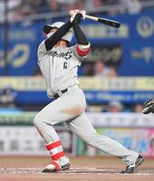 　７回、右前打を放つ西川（撮影・開出牧）