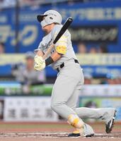 　６回、遊ゴロに倒れた山本（撮影・開出牧）