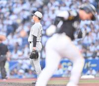 　４回、栗原（手前）に右越えソロを打たれた田中晴（撮影・開出牧）