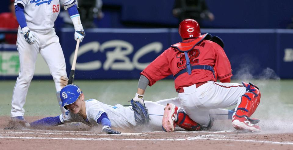 　９回、代走尾田の本盗がタッチアウトとなり、試合終了となる（撮影・市尻達拡）