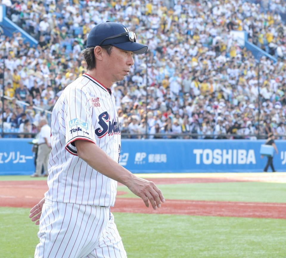 　阪神に敗れ、足早に引き揚げる高津監督（撮影・西岡正）