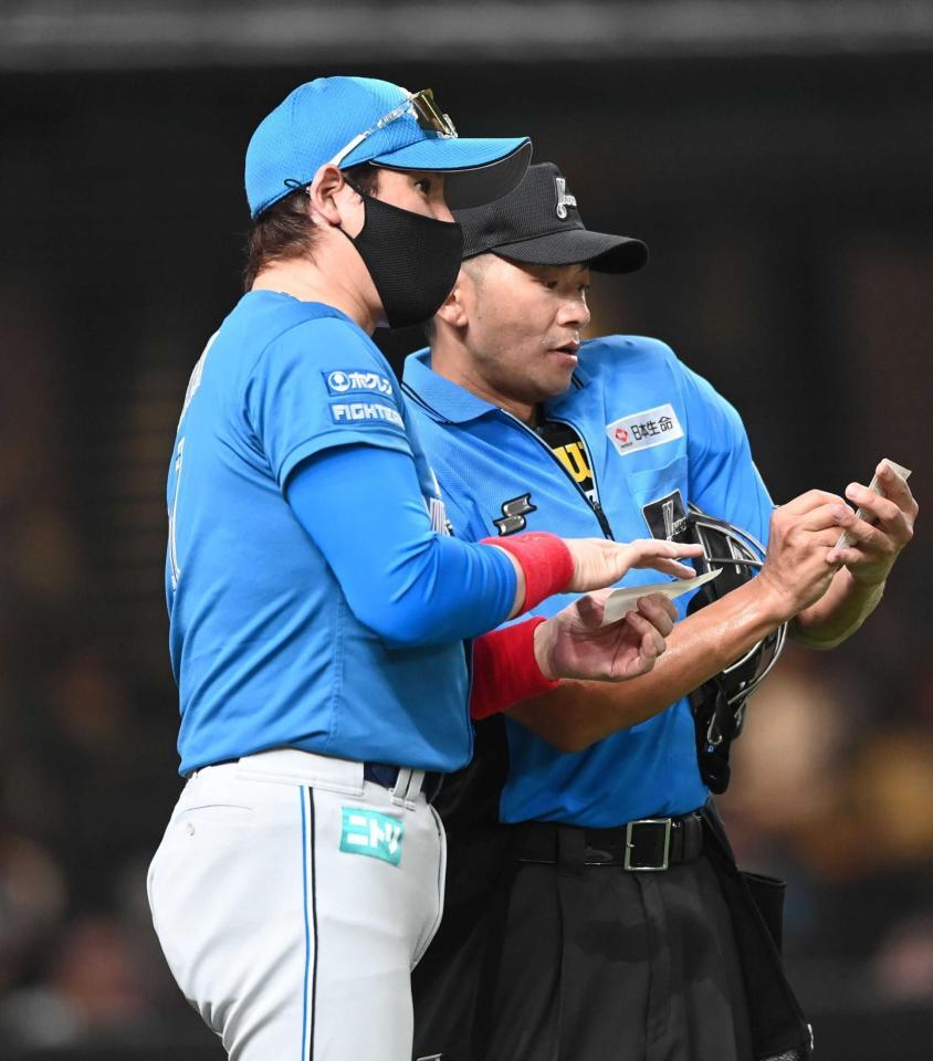 　８回、投手交代を告げる新庄監督（撮影・園田高夫）