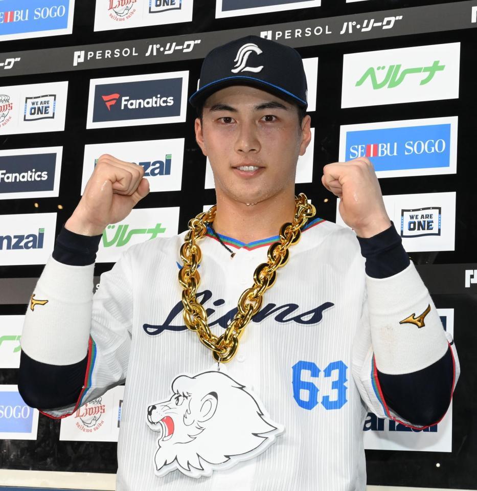 　お立ち台でポーズを決める長谷川（撮影・園田高夫）