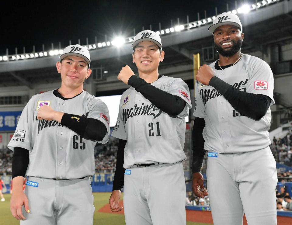 　ポーズを決める（左から）寺地、石川柊、ポランコ（撮影・開出牧）