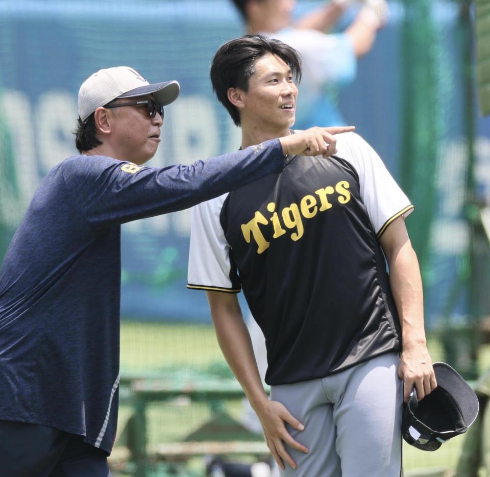 　伊藤智仁投手コーディネーター（左）と話をする湯浅（撮影・田中太一）